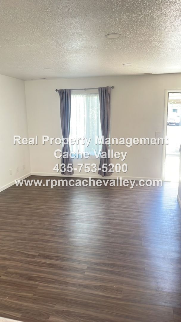 Building Photo - 1283 N 400 E
