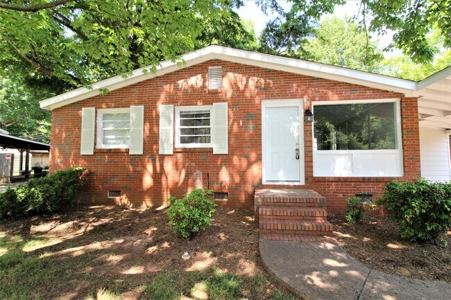Foto del edificio - Fully Renovated 3-Bedroom Ranch in South C...
