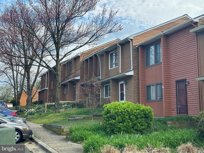 Building Photo - 1018 Commanders Way N