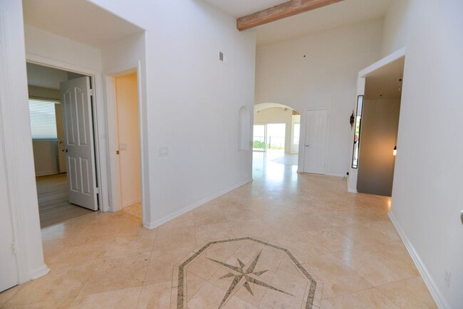 Building Photo - Huge 4-bedroom house with three Panoramic ...