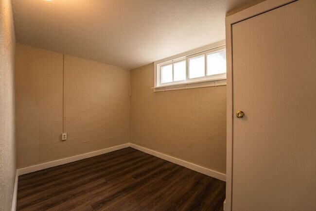 Foto del edificio - 2 Bedroom 1 Bathroom Apartment Close to Ca...
