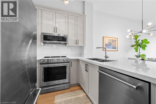 Photo du bâtiment - 2511 Lakeshore Rd W