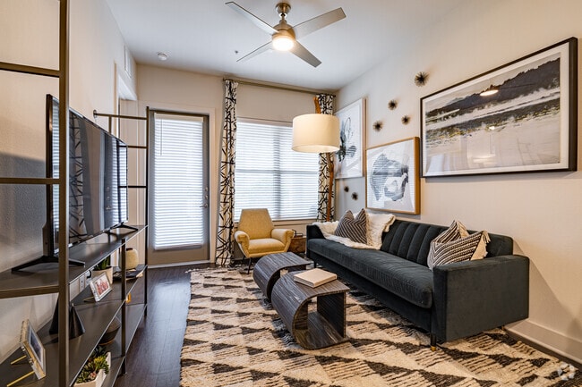 1BR, 1BA - 662SF - Living Room - Cortland Allen Station