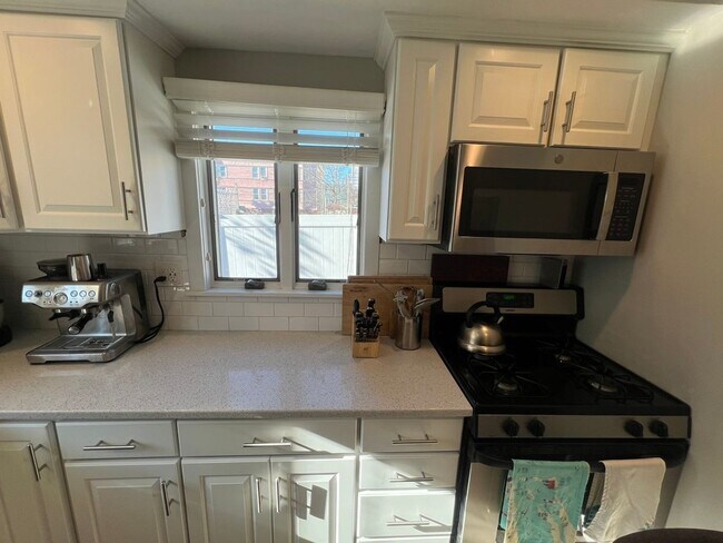 Building Photo - 12 Ibbetson St