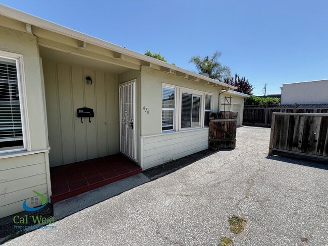 Building Photo - $2,495 - Darling 2 Bedroom 1 Bathroom Dupl...