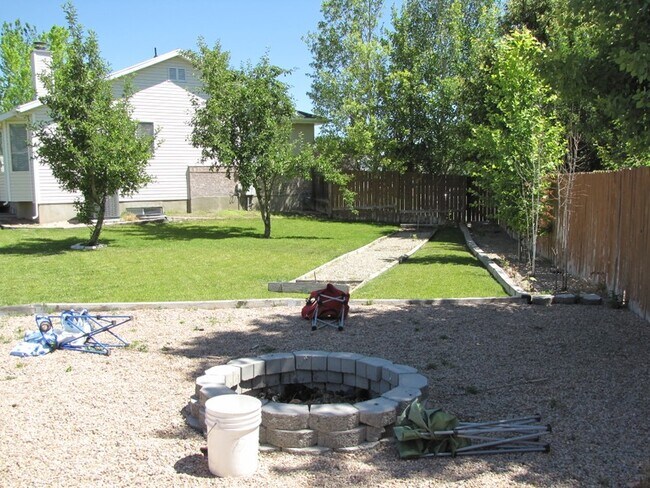 Foto del edificio - 4611 Ripple Creek Cir