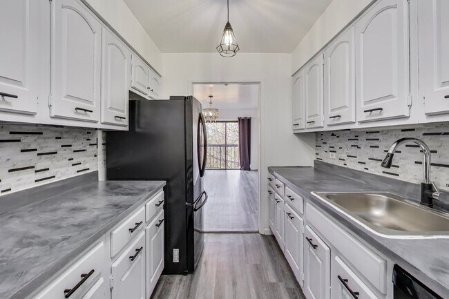 Foto del edificio - Large Foggy Bottom Beauty - 1+Den + 1 FB