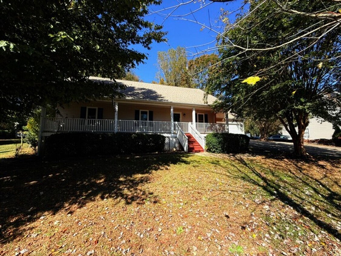 Building Photo - Oak Ridge Living