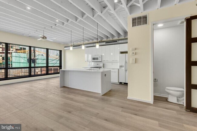 Building Photo - 2520 E Hagert St