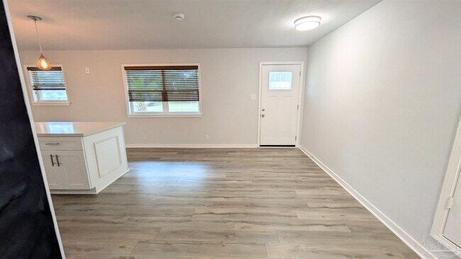 Building Photo - 5912 Sarah Dr