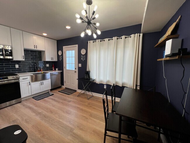 Building Photo - Lovely 2 BR/2 BA Townhome in Riggs Park!