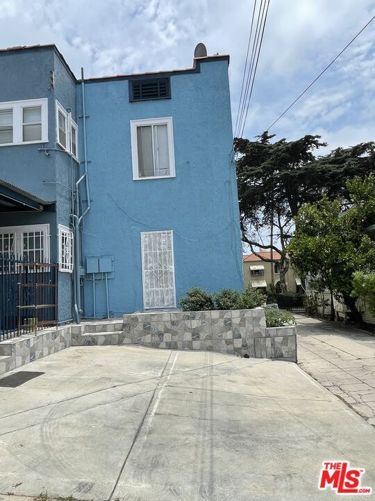 Building Photo - 737 N Harvard Blvd