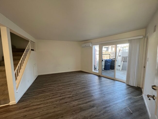 Building Photo - Beautifully Remolded 3 Bed 2.5 Bath Townhome!