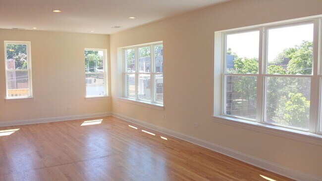 Foto del edificio - 2645 N Fairfield Ave