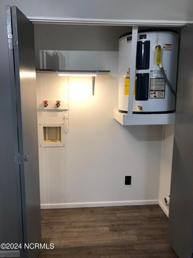 Foto del edificio - 100 Ravenwood Dr