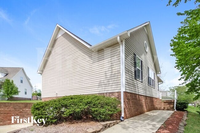 Building Photo - 422 Twin Valley Dr