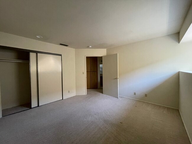 Building Photo - 276 E Bellevue Dr