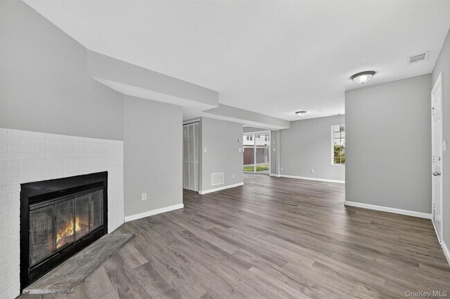 Foto del edificio - 2722 Whispering Hills Dr