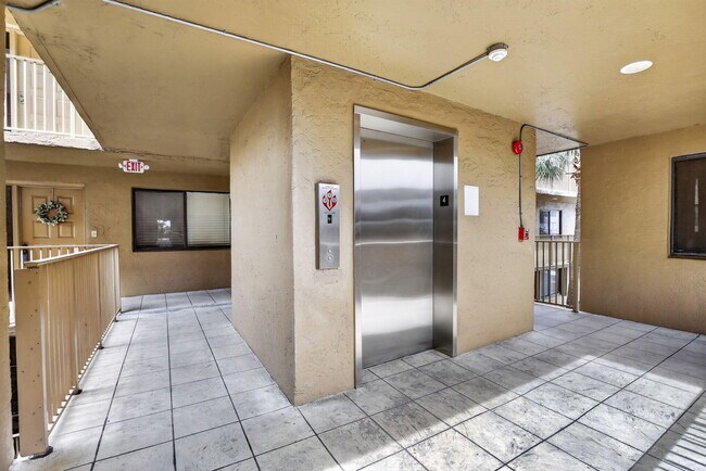 Foto del edificio - 8030 Hampton Blvd