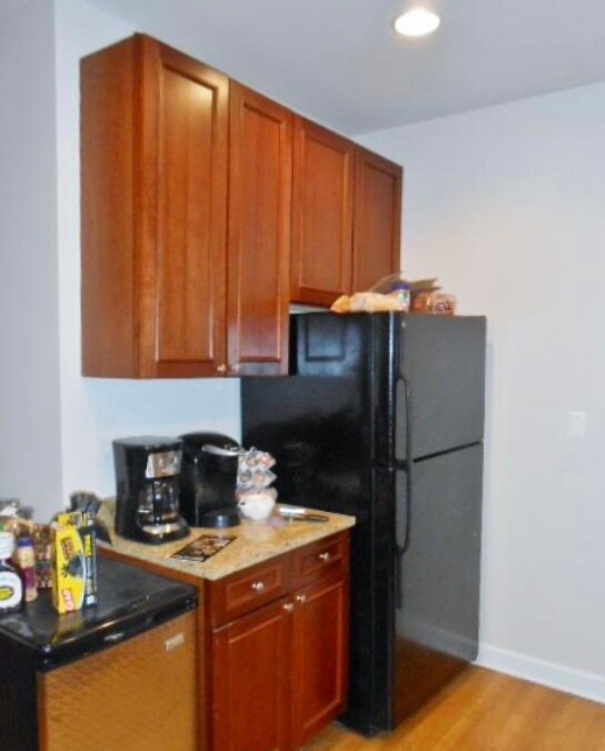 3922-1 - 3939 N Pine Grove Ave