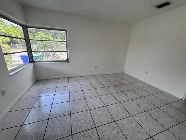 Building Photo - 3202 SW 25th St
