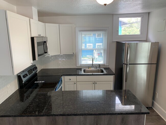 Foto del edificio - 2 Bed/1 Bath - Unit 12