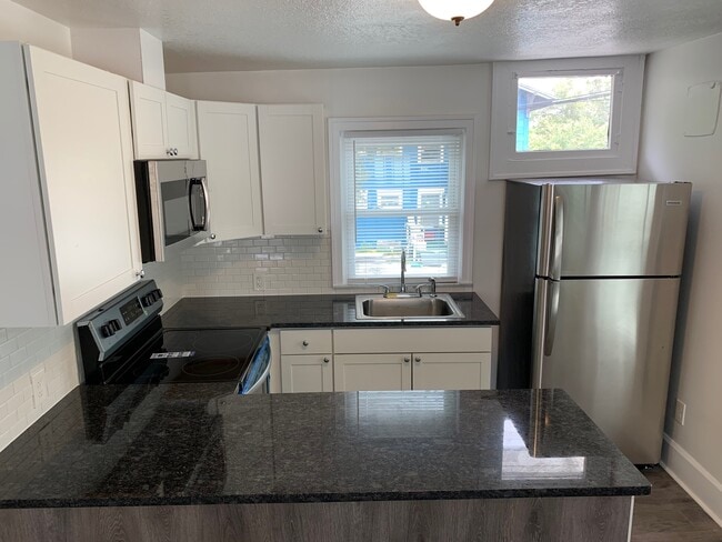 Building Photo - 2 Bed/1 Bath - Unit 12
