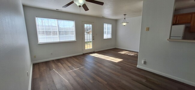Foto del edificio - Beautifully Updated 3-bed, 2.5-bath Townho...