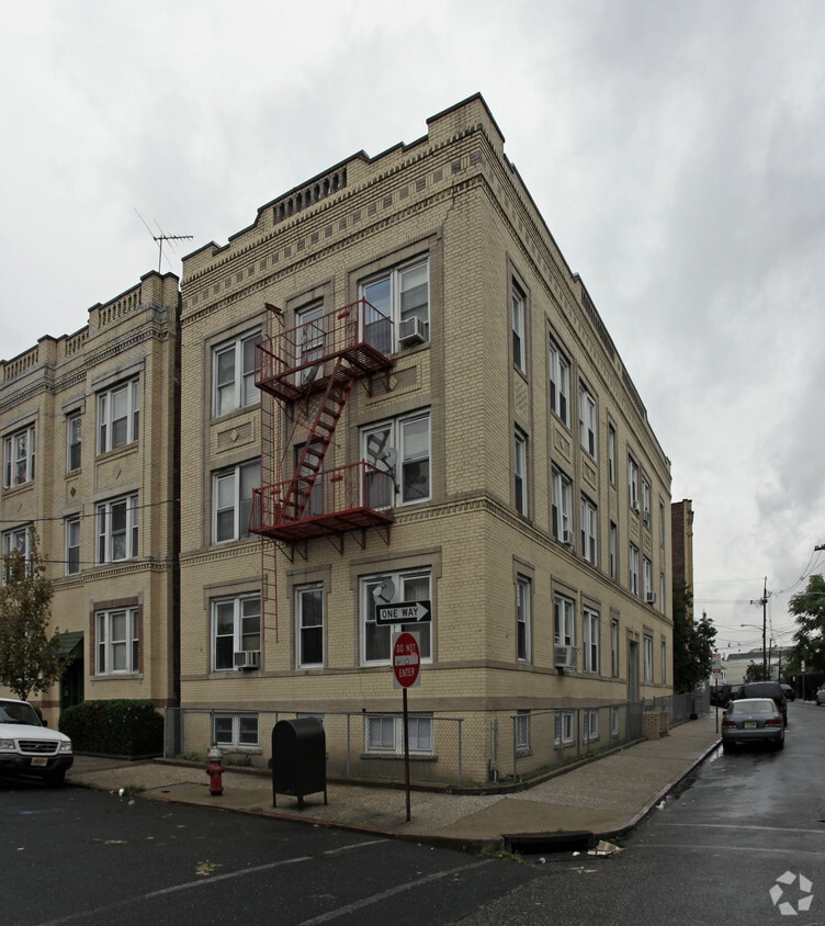 Primary Photo - 21 Gray St