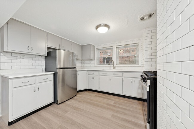 Building Photo - 3636 N Claremont Ave