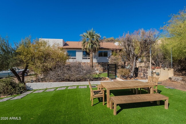 Foto del edificio - 1902 E Cortez St