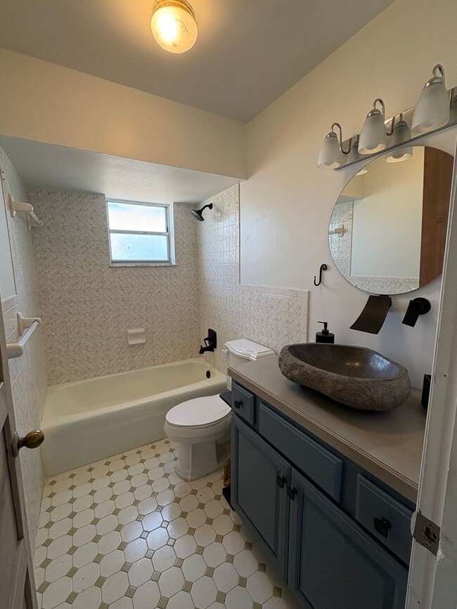 Building Photo - 3/2 Pool & Patio home in Stuart! Pool / Lawn care included!