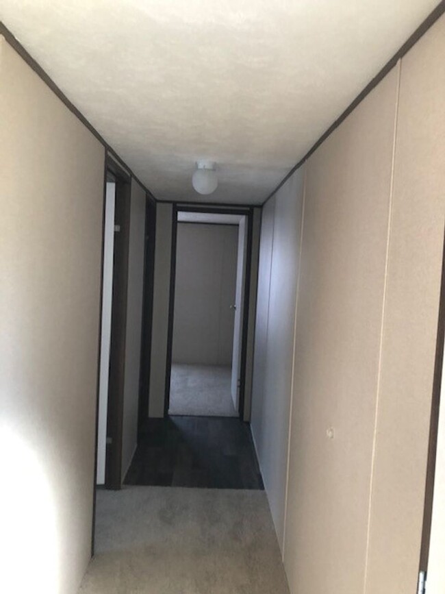 Foto del edificio - Three bedroom two bathroom mobile home sin...