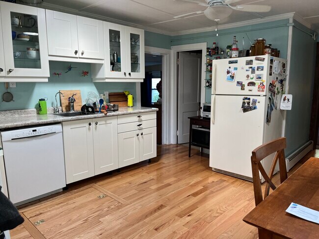 Eat-in Kitchen - 49 Grove St