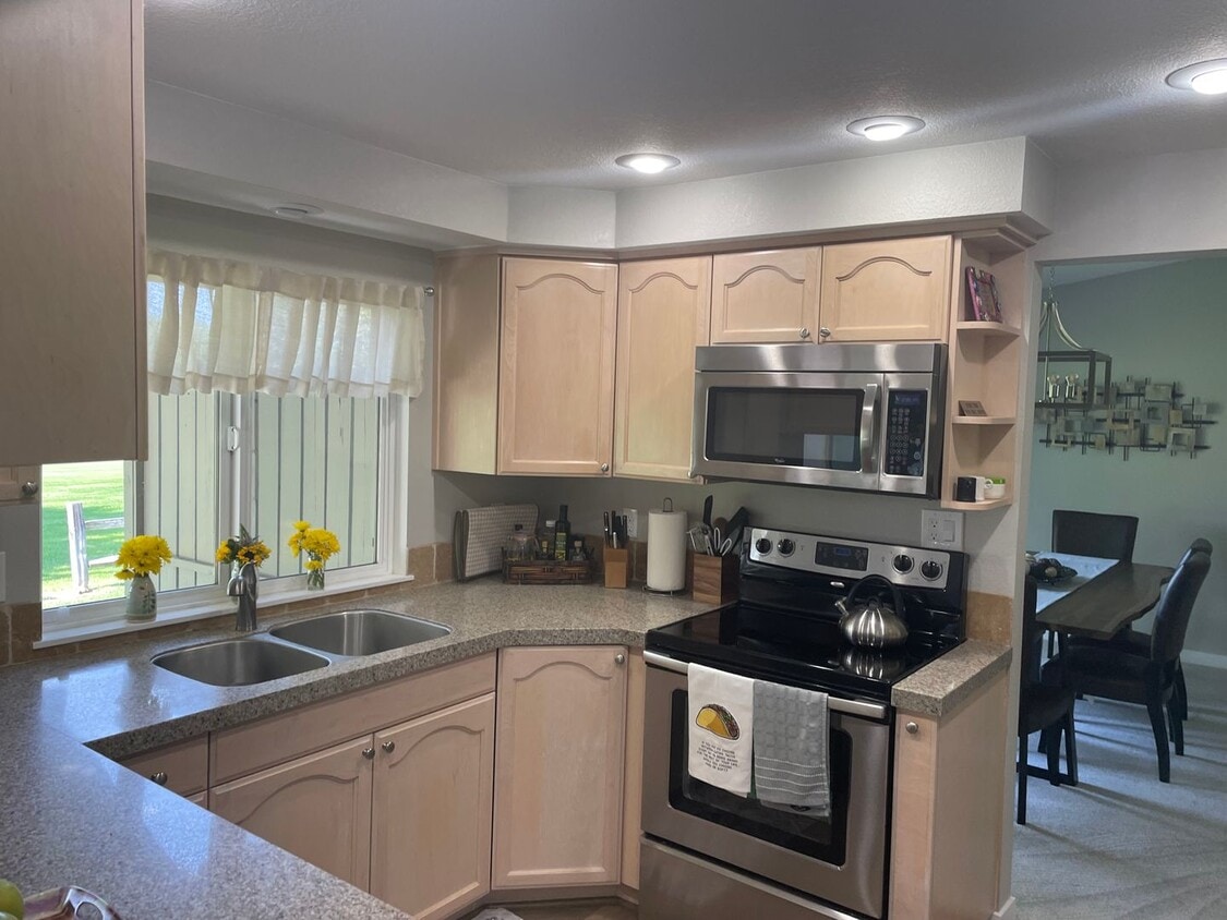 Primary Photo - Beautiful fully furnished townhouse on the...