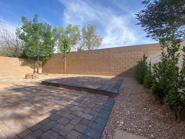 Foto del edificio - Beautiful 4-Bedroom Home with Den in Mountain’s Edge