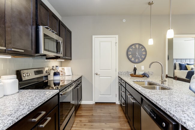 2BR, 2BA - 1284 SF - Apex on Quality Hill