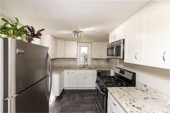 Foto del edificio - 2BR/1B in historic Anacostia. HUGE back yard