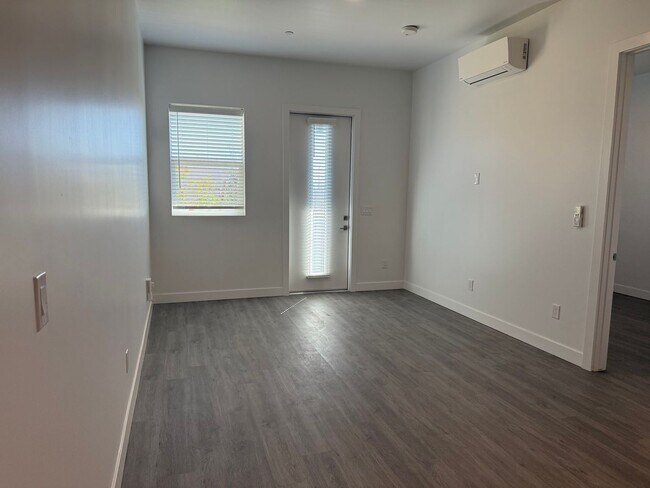 Building Photo - 455 W Holmes Ave