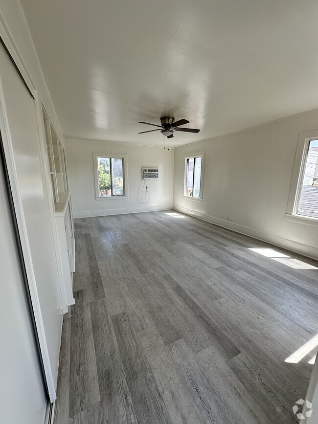 Building Photo - 957 W 45th St