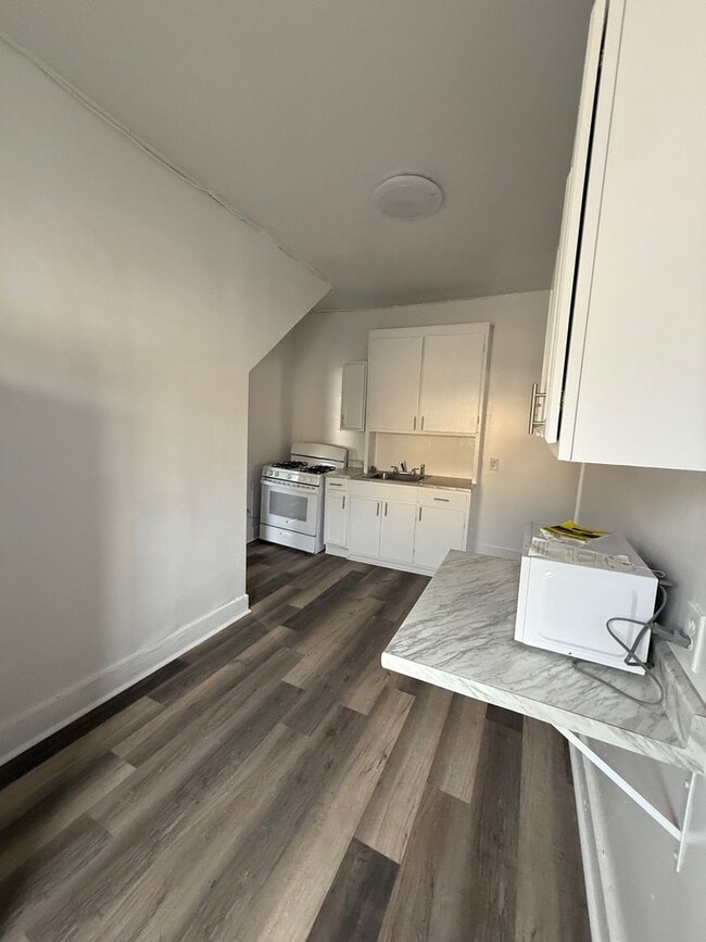 Building Photo - 124 S Chillicothe St