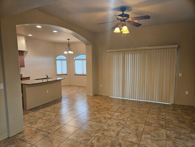 Foto del edificio - 2 Bedroom Condo in Sunridge Estates