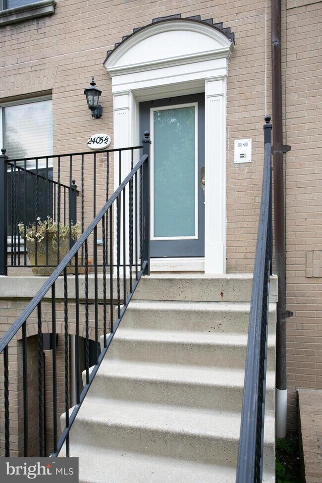 Building Photo - 2405 1/2 20th St NW