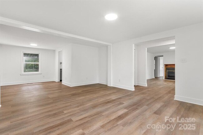 Foto del edificio - 761 Randa Dr