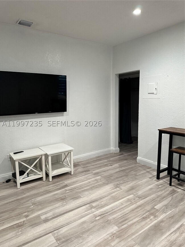 Foto del edificio - 8401 Crespi Blvd