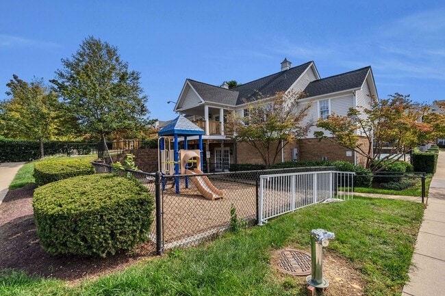 Building Photo - Luxurious 2 Level 2 Bedroom + Den 3 Bathro...