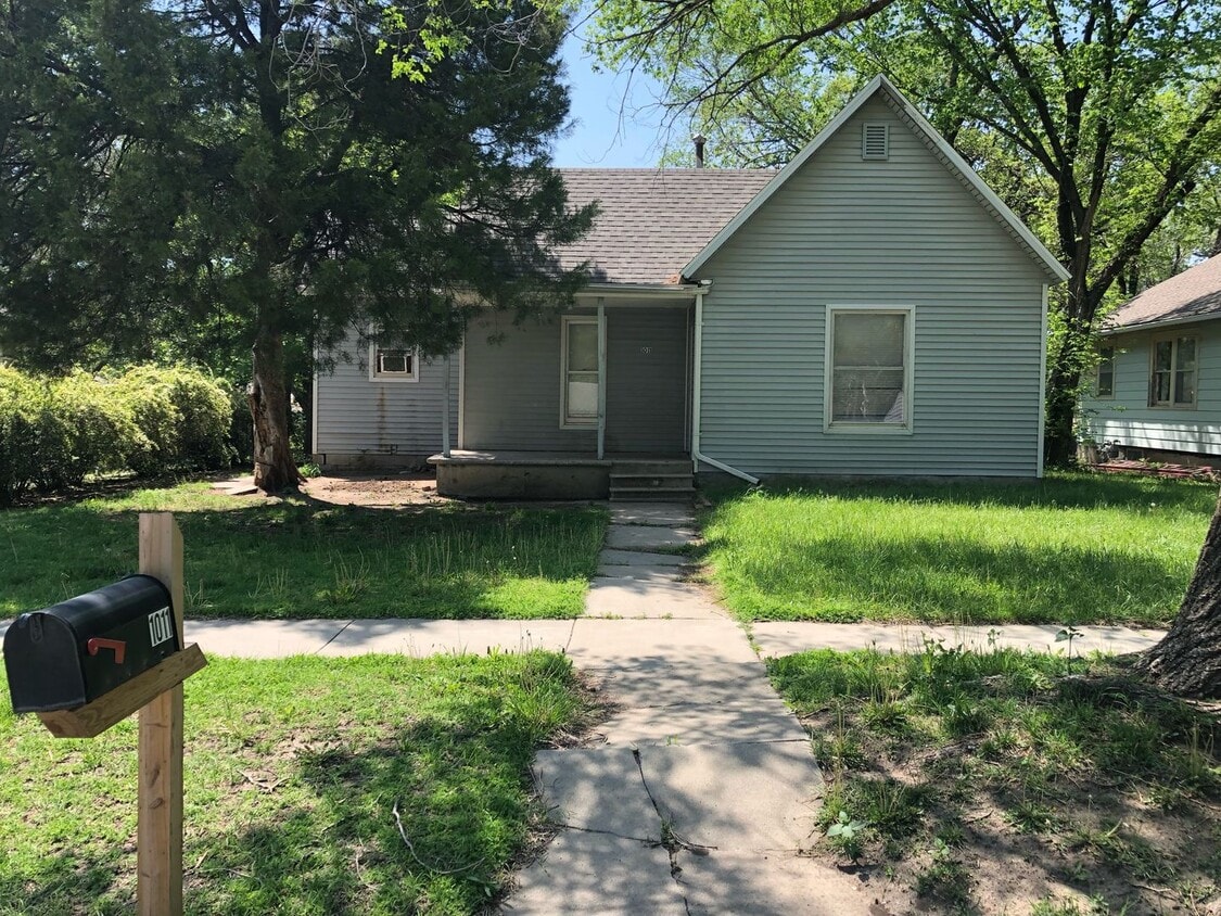 Primary Photo - $875 - 2 bed 1 bath - Single Family Home