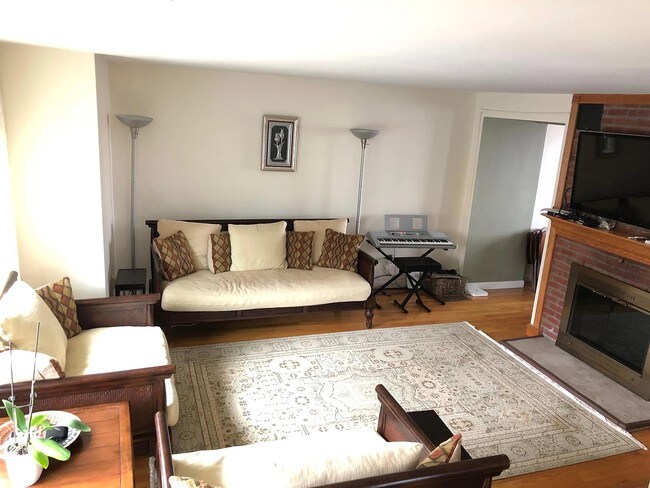 Building Photo - 12 Cozy St