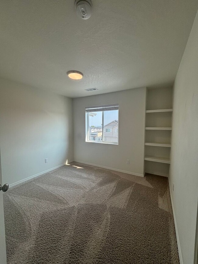 Building Photo - ? Ready for move in and will work with low...