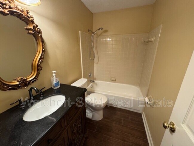 Foto del edificio - 8855 Lake Edge Cove W